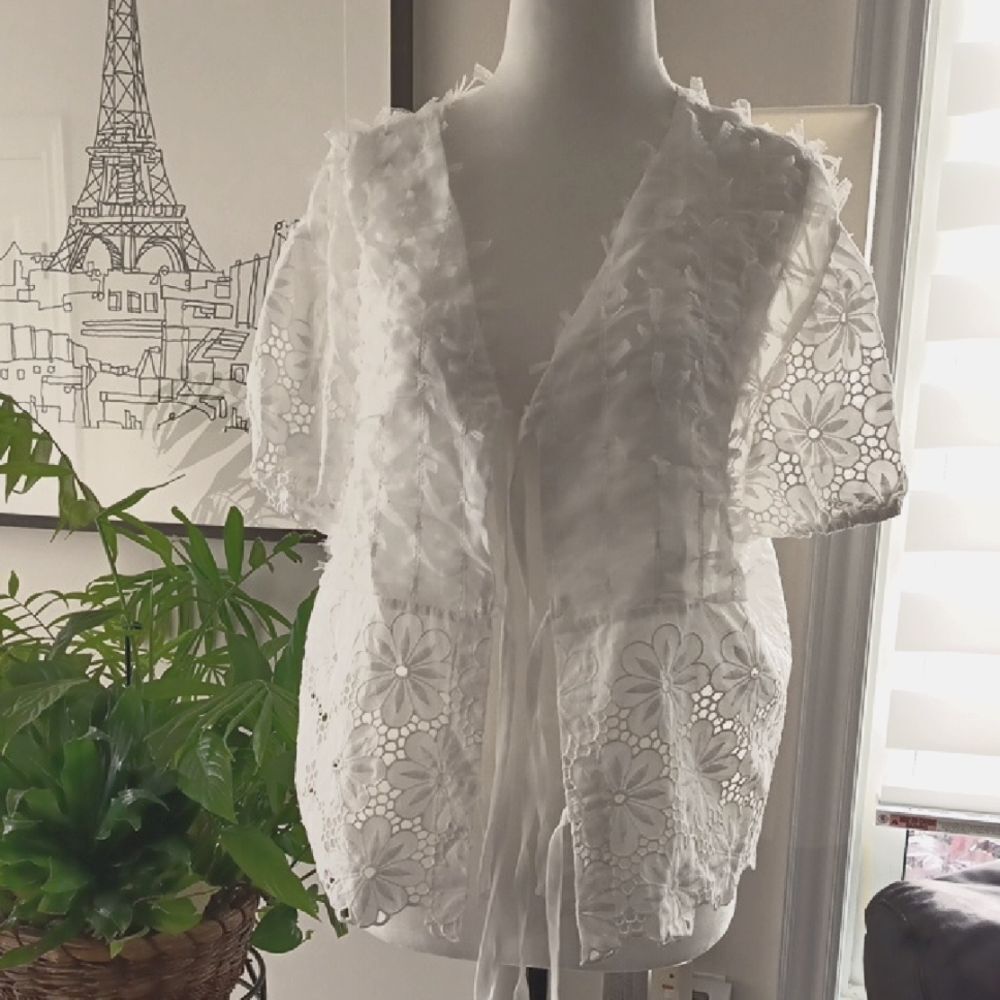 Chic White Floral Lace Blouse - Picture 9 of 13